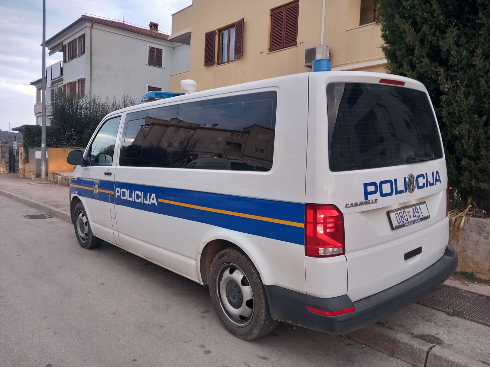 Policija otkrila mlade kradljivce koji su kod Umaga i Grožnjana krali dijelove automobila, brusilicu i usisavač